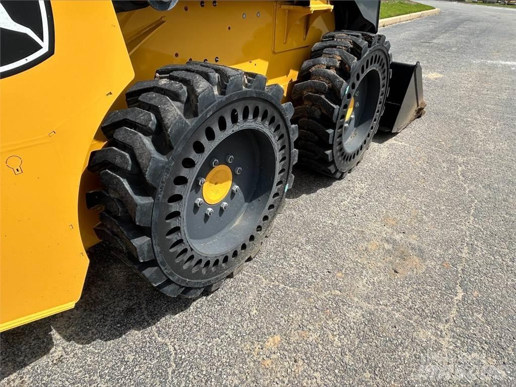 John Deere 318G لوادر انزلاقية التوجيه