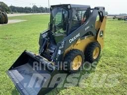 John Deere 318G لوادر انزلاقية التوجيه