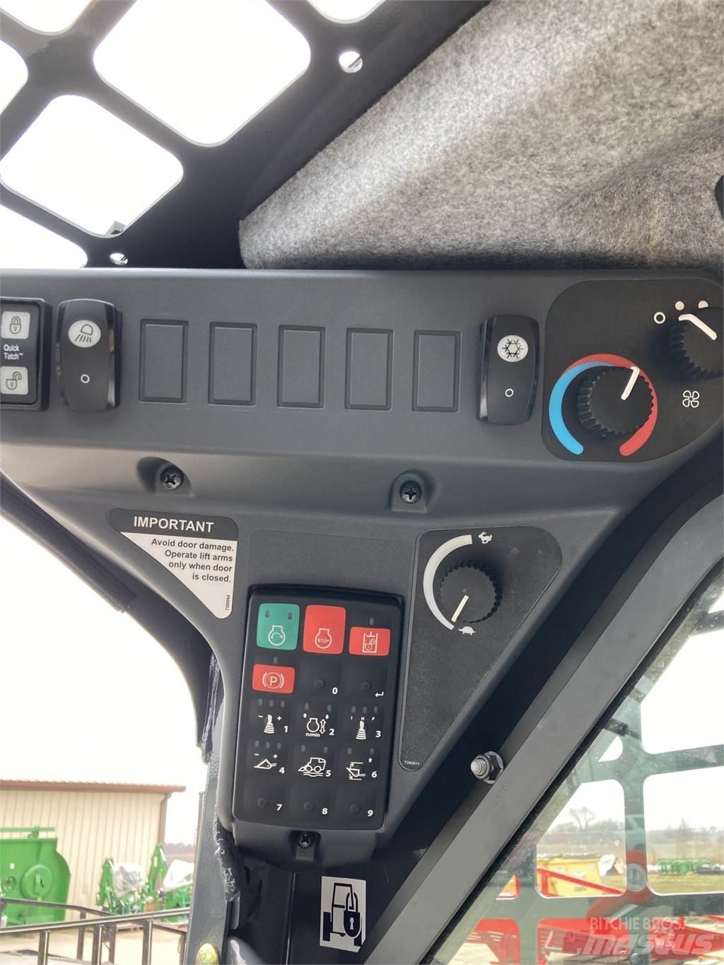 John Deere 318G لوادر انزلاقية التوجيه