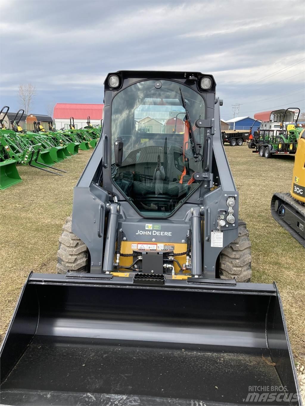 John Deere 318G لوادر انزلاقية التوجيه