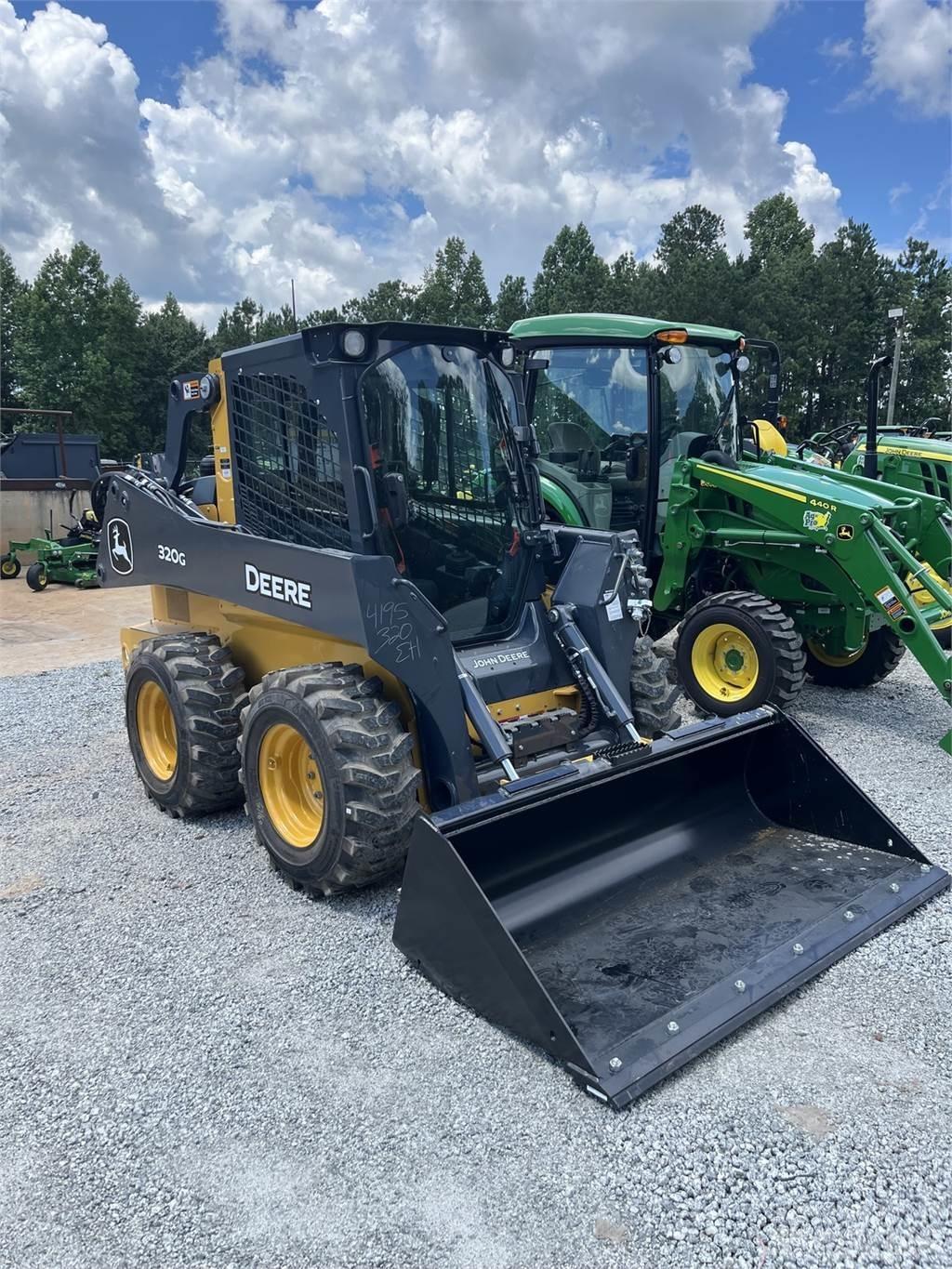John Deere 320G لوادر انزلاقية التوجيه