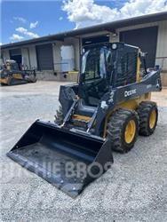 John Deere 320G لوادر انزلاقية التوجيه