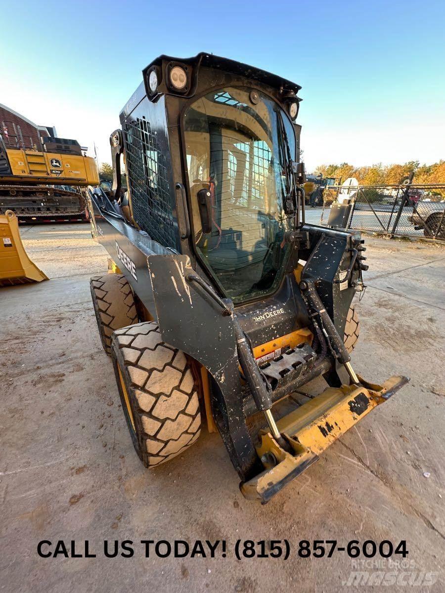 John Deere 320G لوادر انزلاقية التوجيه