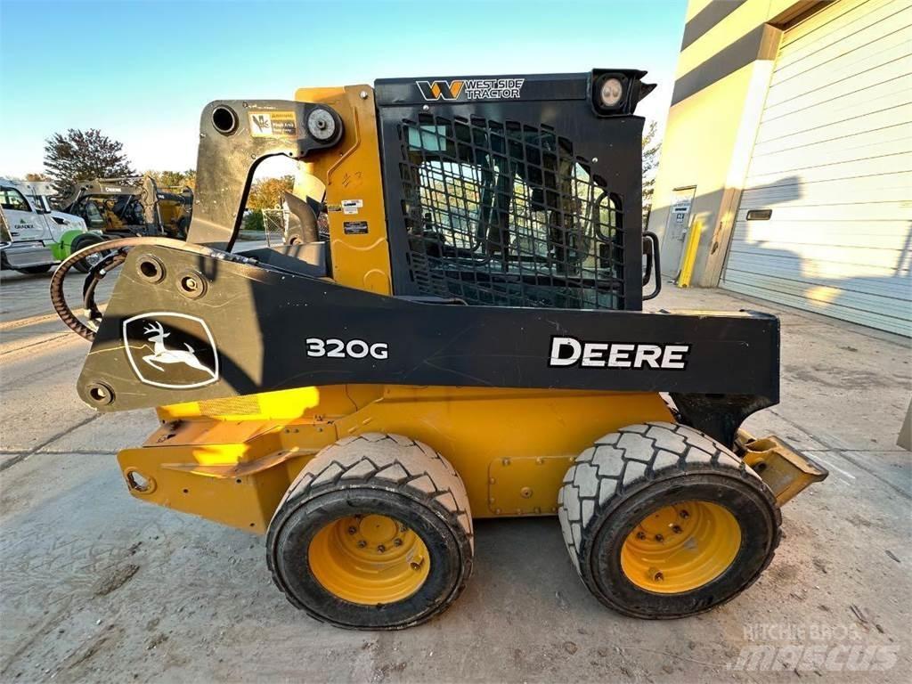 John Deere 320G لوادر انزلاقية التوجيه