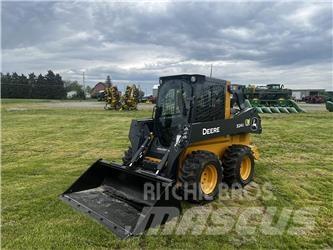 John Deere 324G لوادر انزلاقية التوجيه