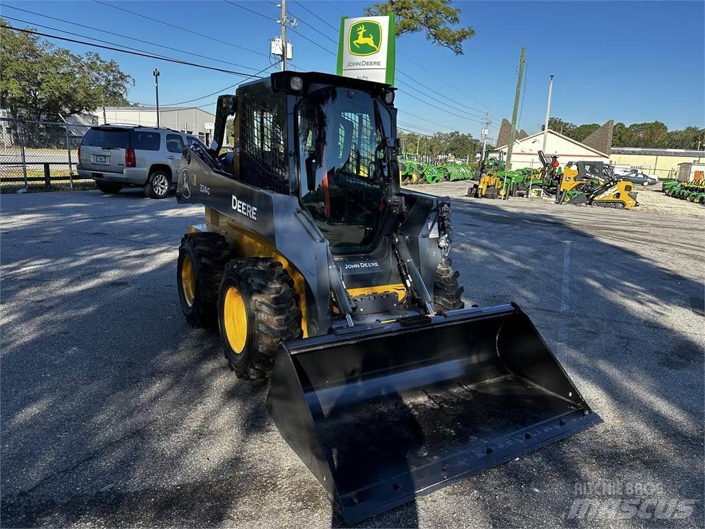 John Deere 324G لوادر انزلاقية التوجيه