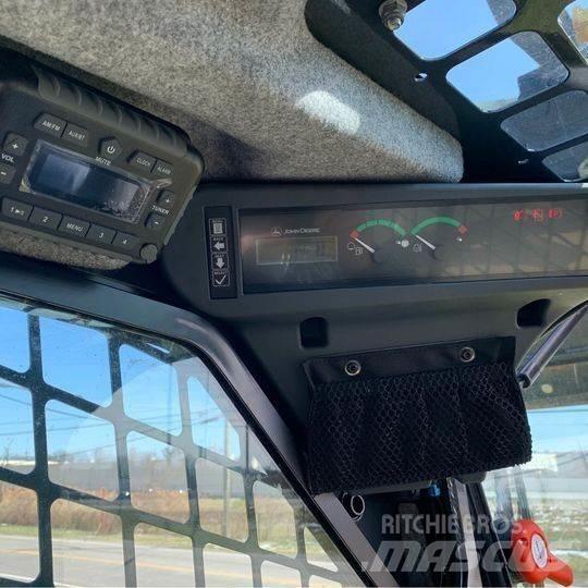 John Deere 324G لوادر انزلاقية التوجيه