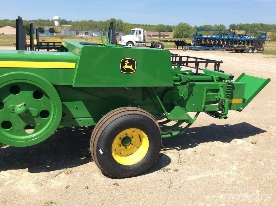 John Deere 348 محزمات مربعة