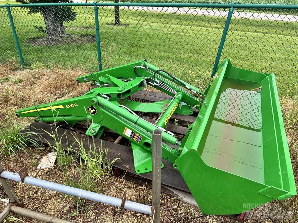 John Deere 400E الجرارات