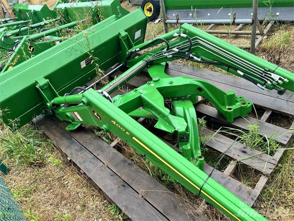 John Deere 400E الجرارات