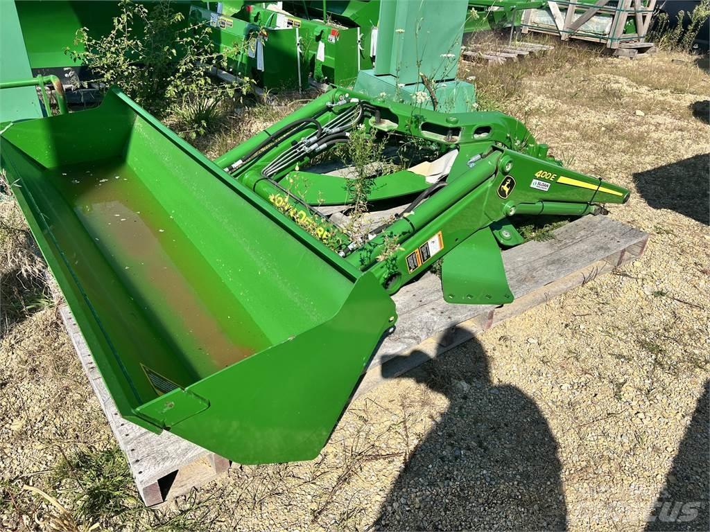 John Deere 400E الجرارات