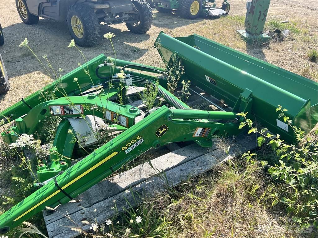 John Deere 400E الجرارات