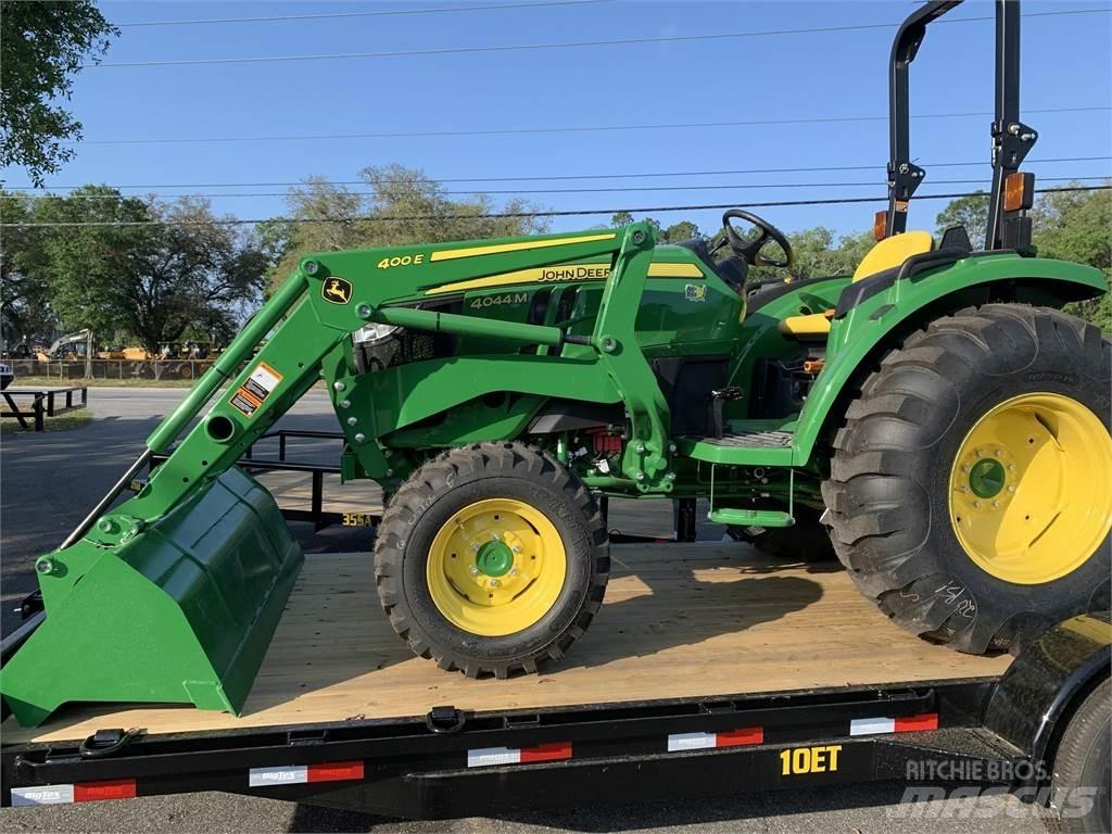 John Deere 4044M الجرارات