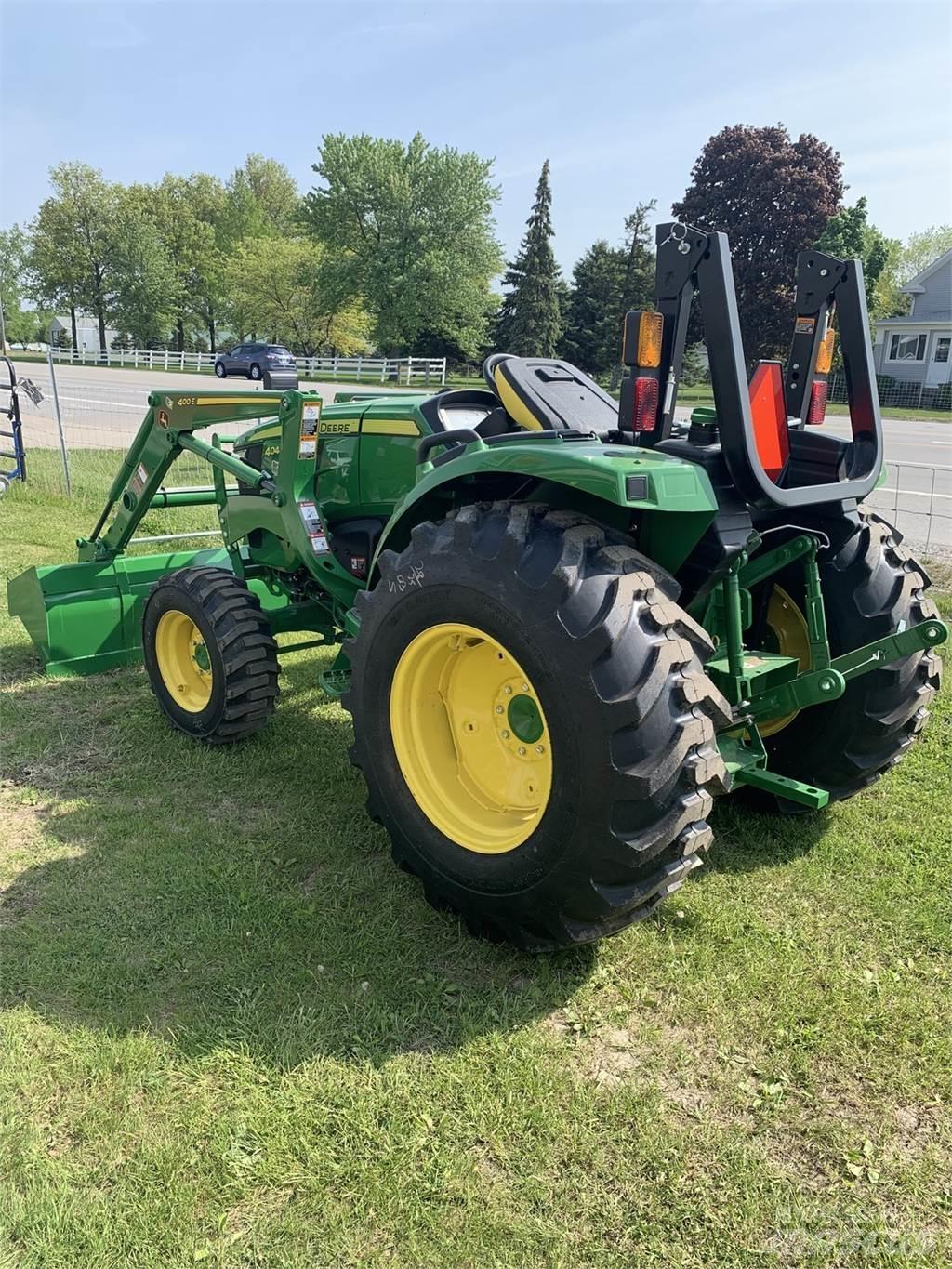 John Deere 4044M الجرارات