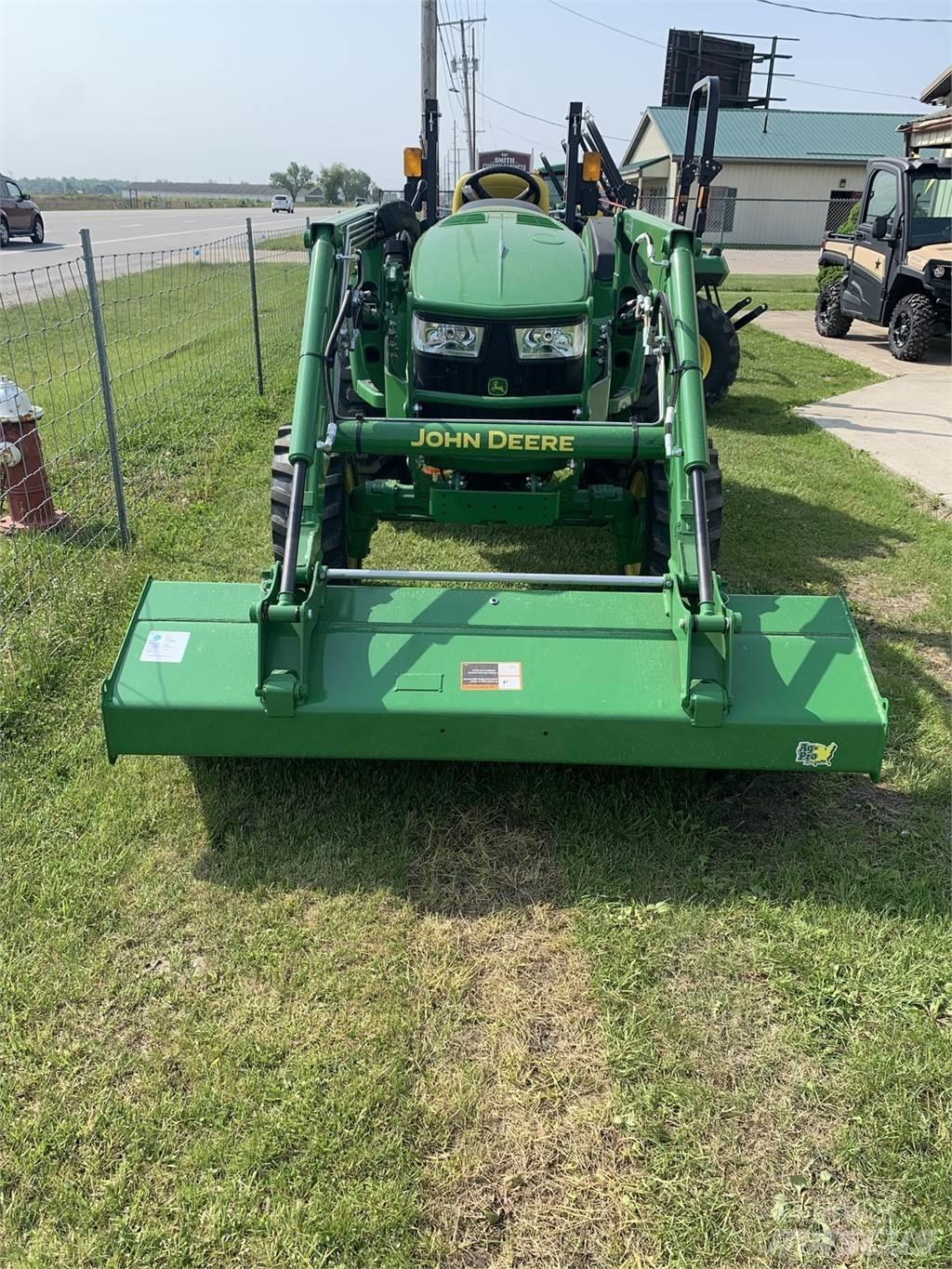 John Deere 4044M الجرارات