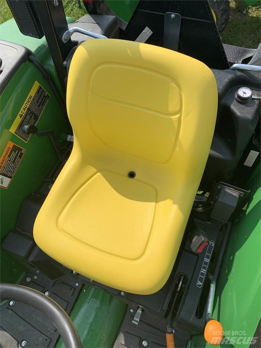 John Deere 4044M الجرارات
