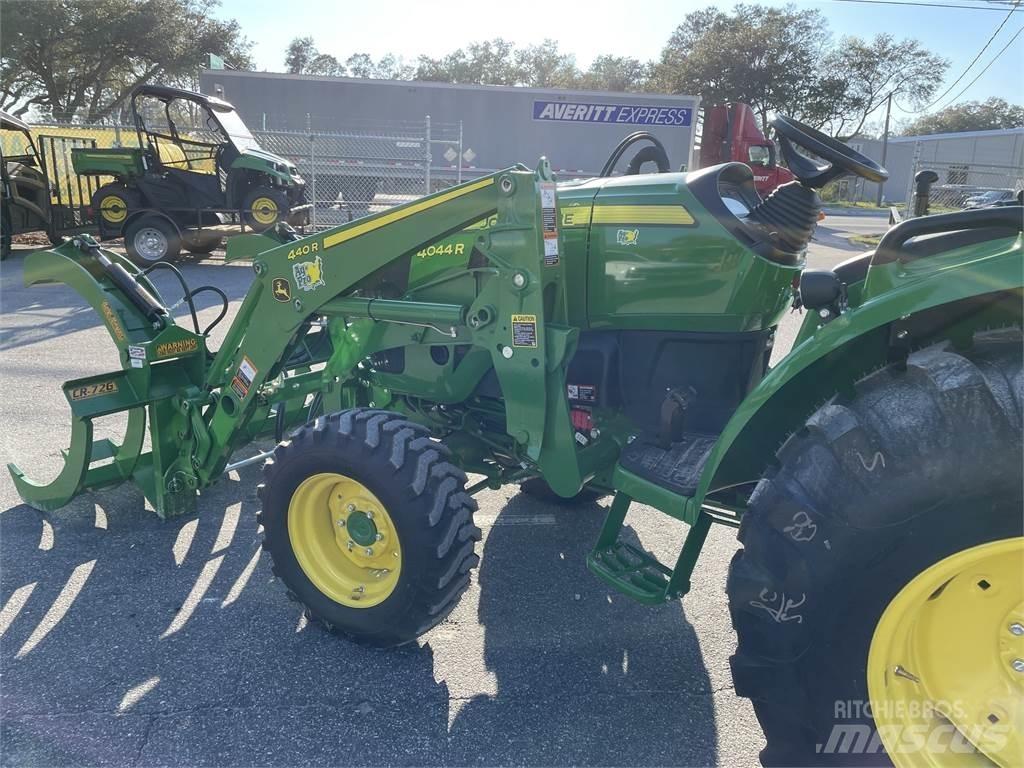 John Deere 4044R الجرارات