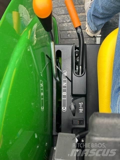 John Deere 4044R الجرارات