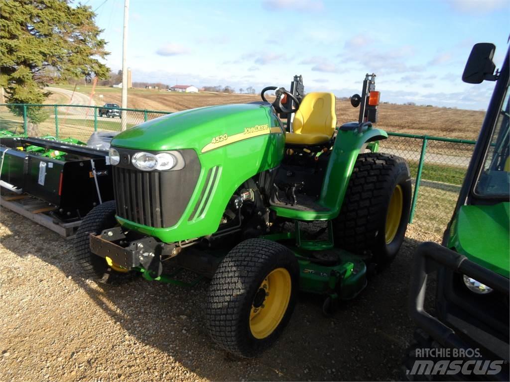 John Deere 4520 الجرارات