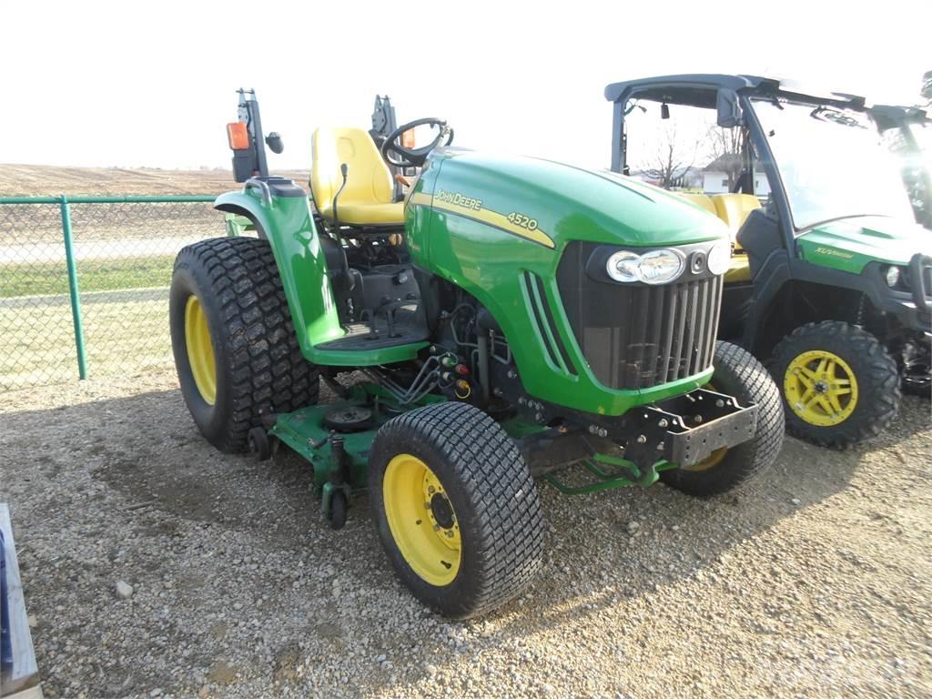 John Deere 4520 الجرارات
