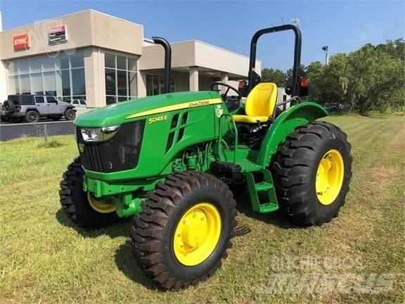John Deere 5045E الجرارات