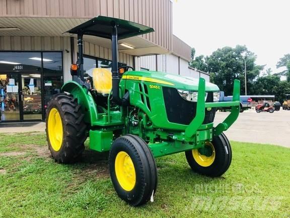 John Deere 5045E الجرارات