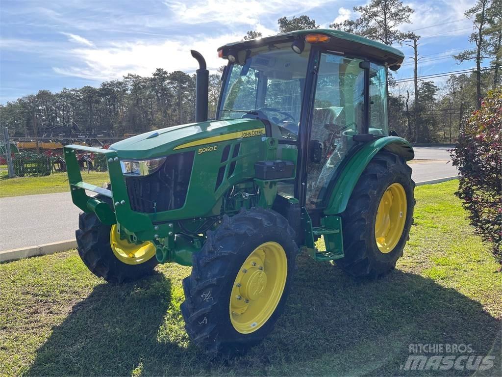 John Deere 5060E الجرارات