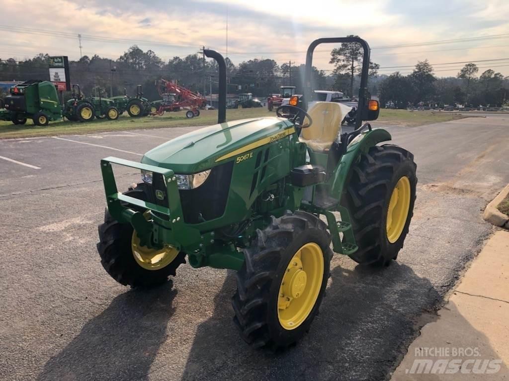 John Deere 5067E الجرارات