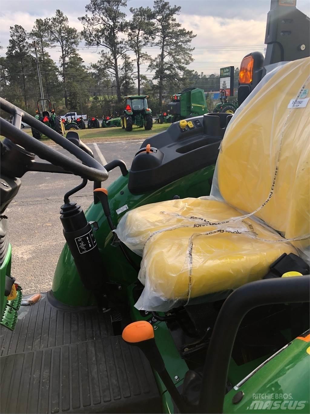 John Deere 5067E الجرارات