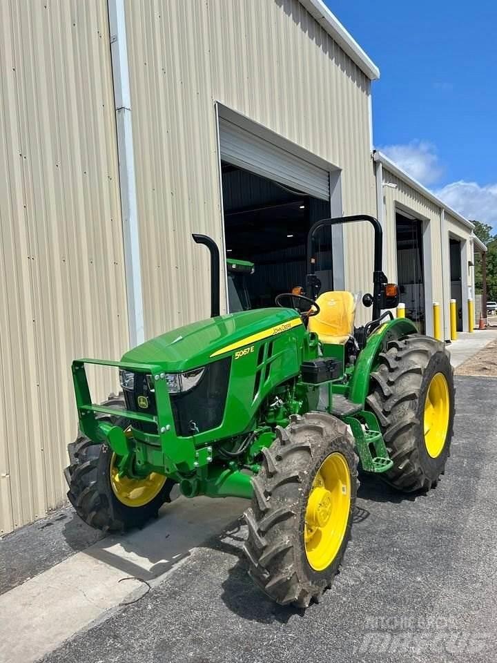 John Deere 5067E الجرارات