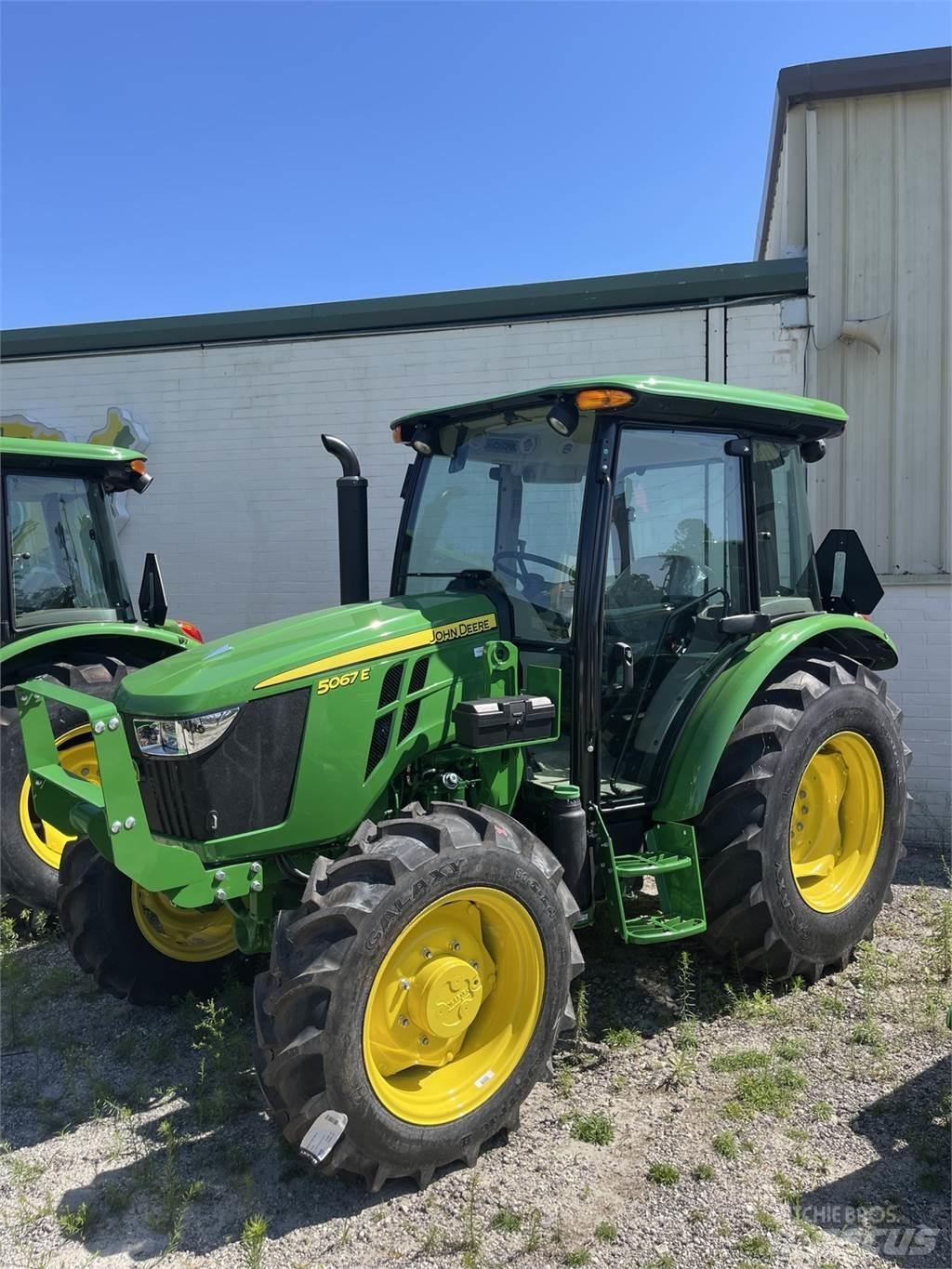 John Deere 5067E الجرارات