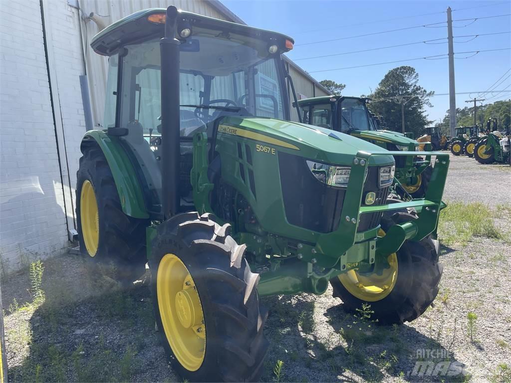John Deere 5067E الجرارات