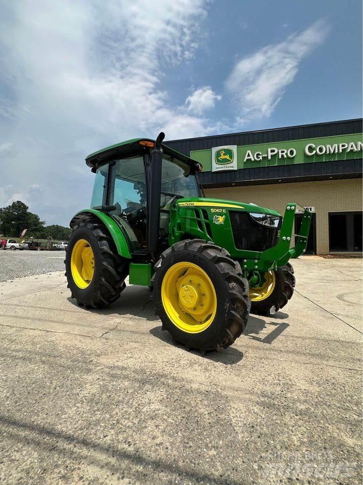 John Deere 5067E الجرارات