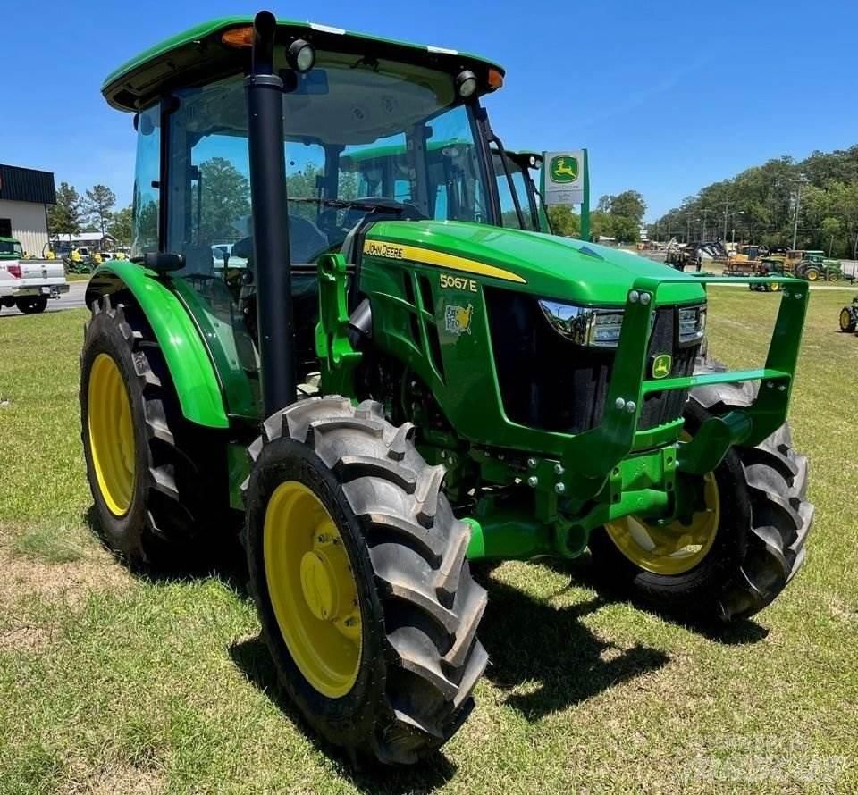 John Deere 5067E الجرارات