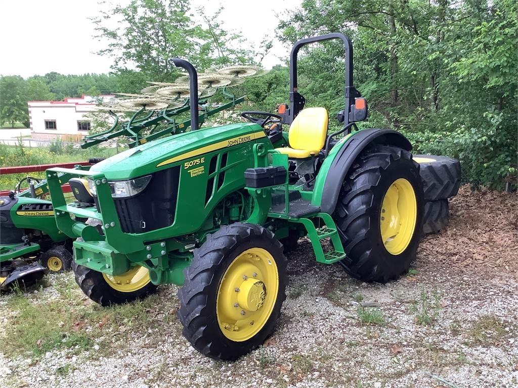 John Deere 5075E جرارات مدمجة