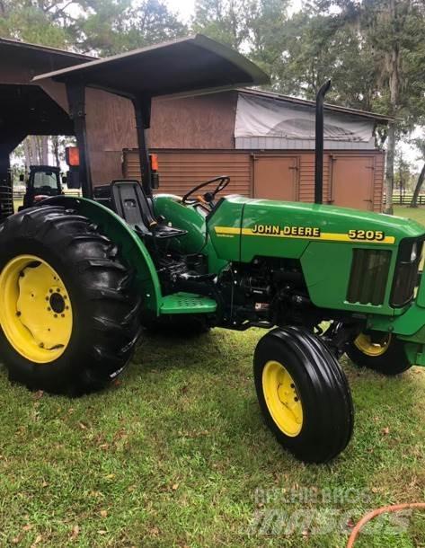 John Deere 5205 الجرارات