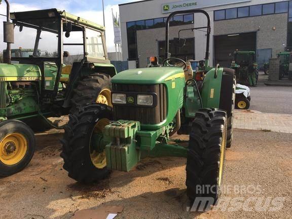 John Deere 5515 الجرارات