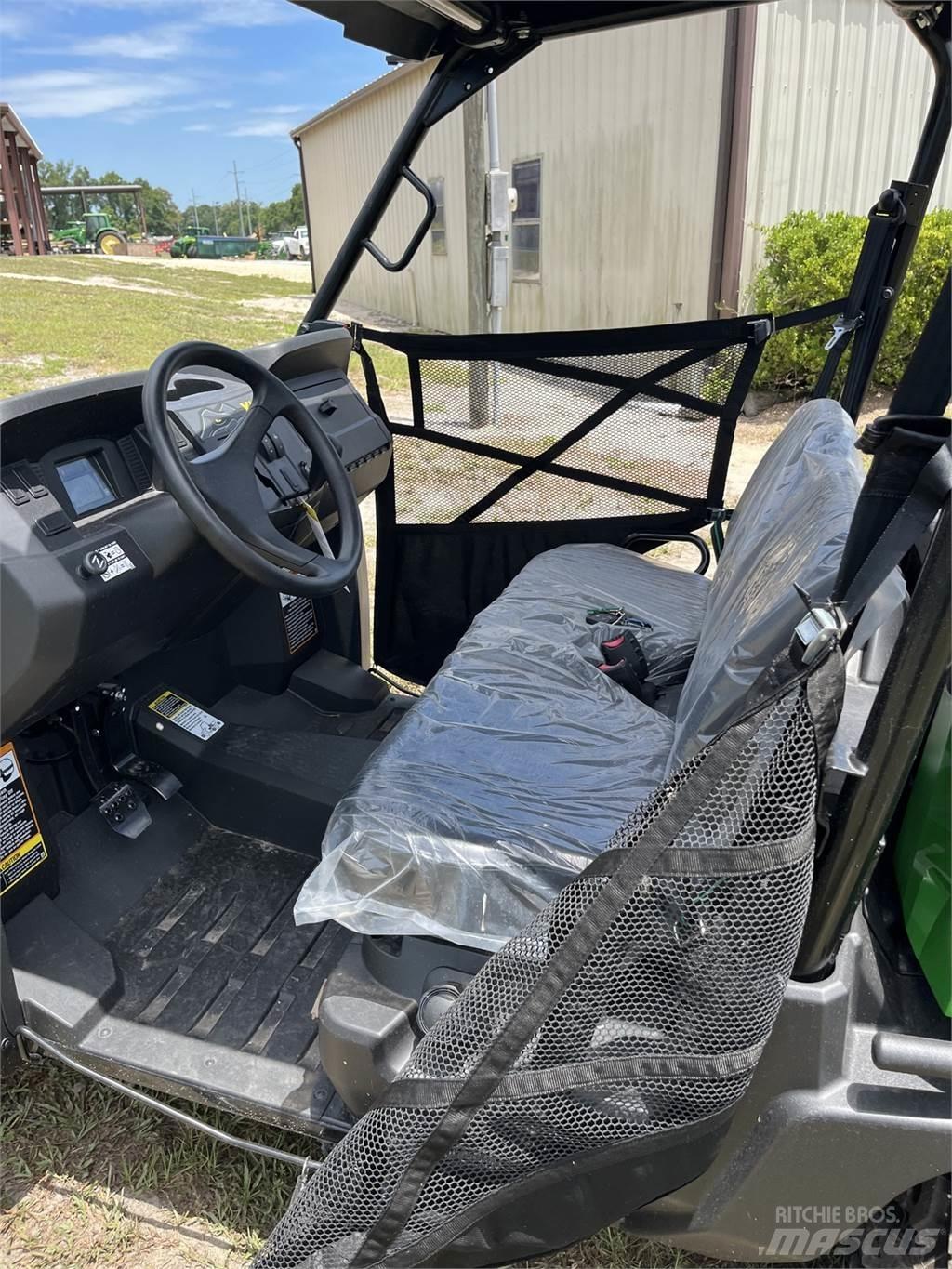 John Deere 560E ماكينات منفعة عامة
