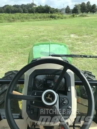 John Deere 6105E الجرارات