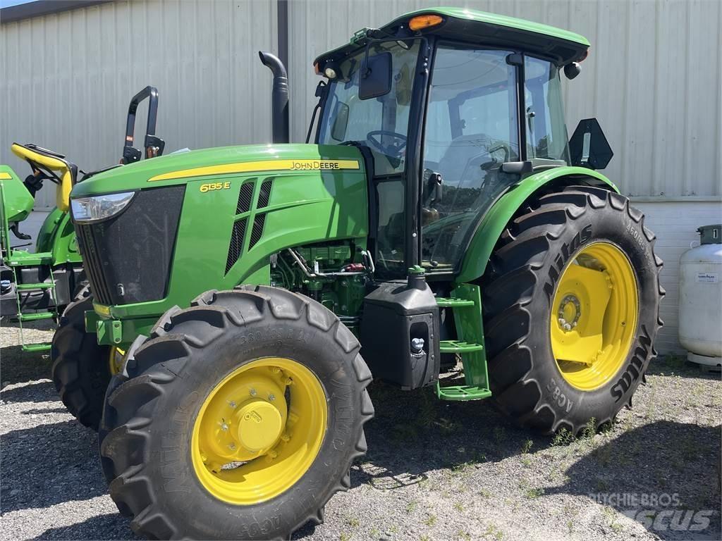 John Deere 6135E الجرارات