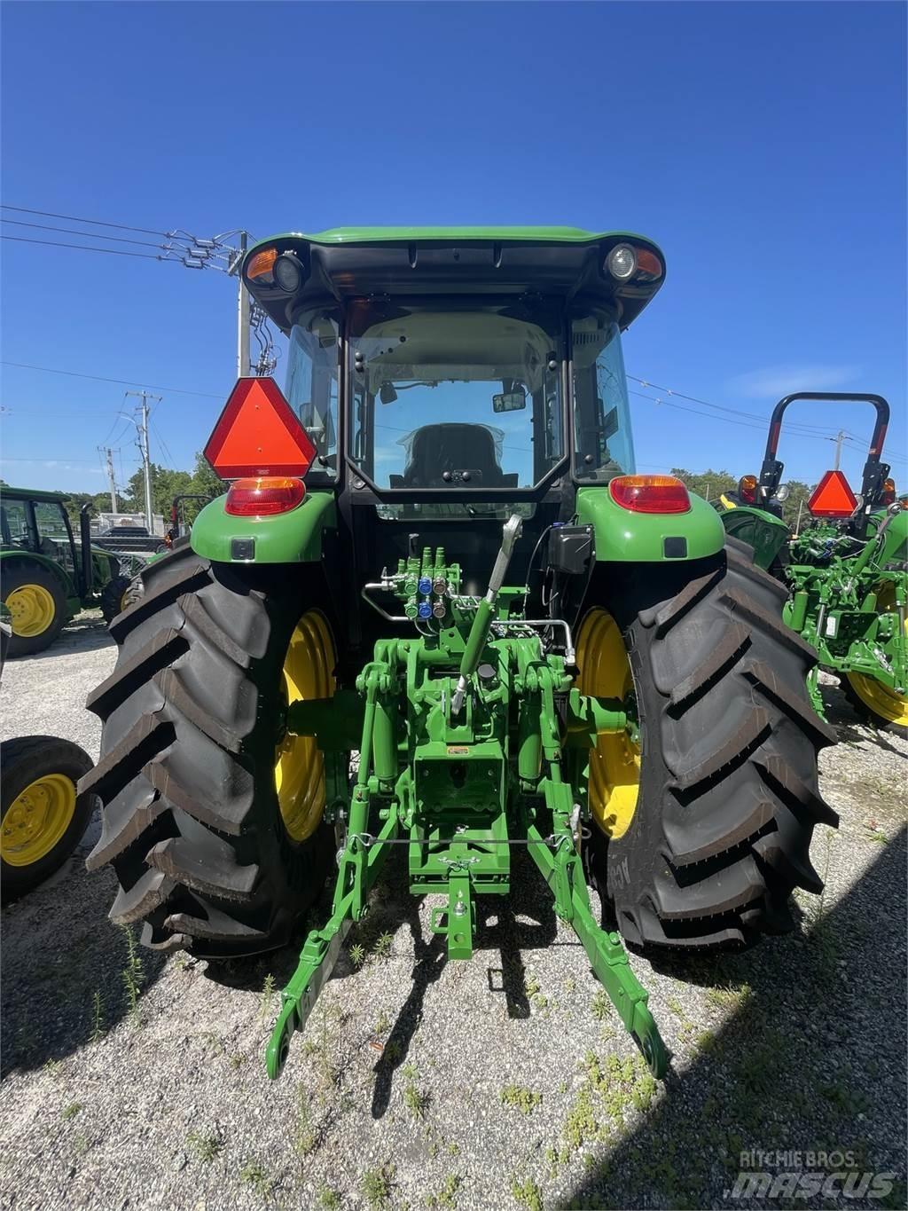 John Deere 6135E الجرارات