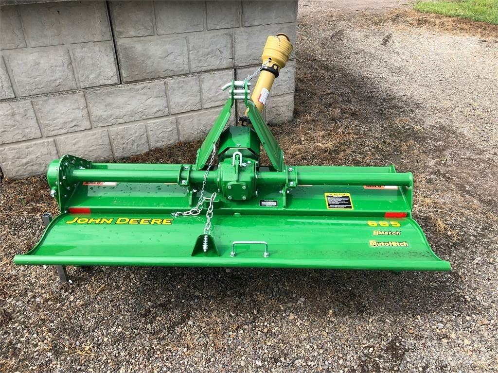 John Deere 665 الكاسحات وقلابات التربة ذات المحركات