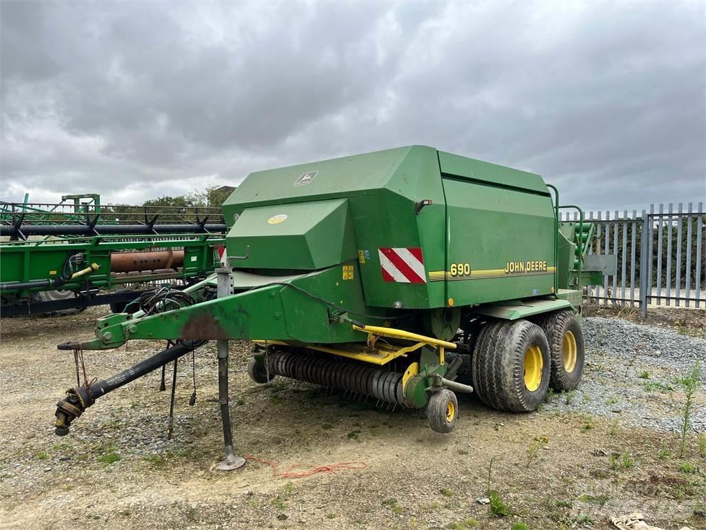 John Deere 690 محزمات مربعة
