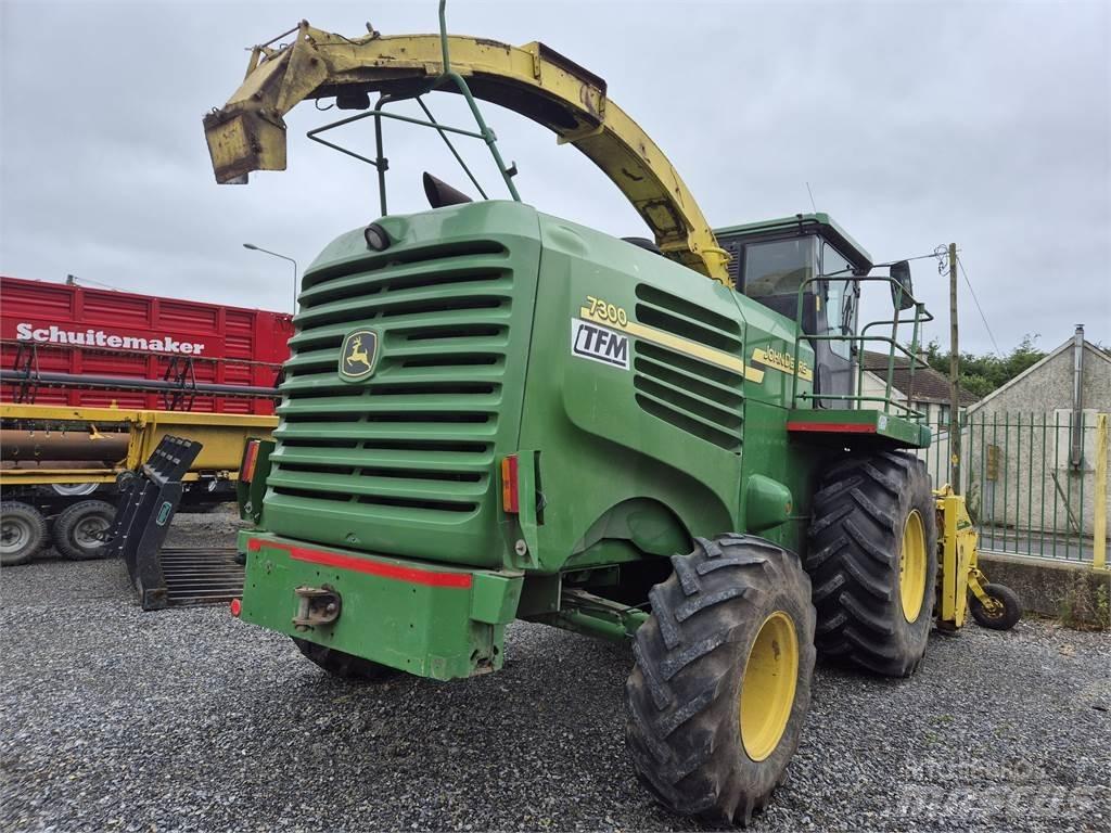 John Deere 7300 حصادات الأعلاف