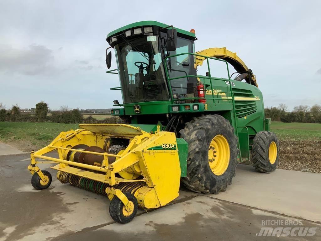 John Deere 7400 حصادات الأعلاف