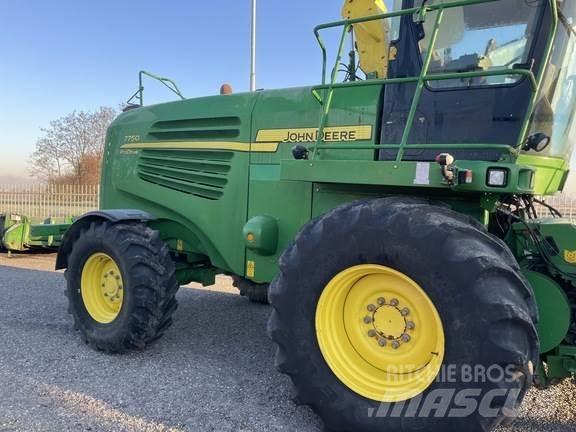 John Deere 7750 حصادات الأعلاف
