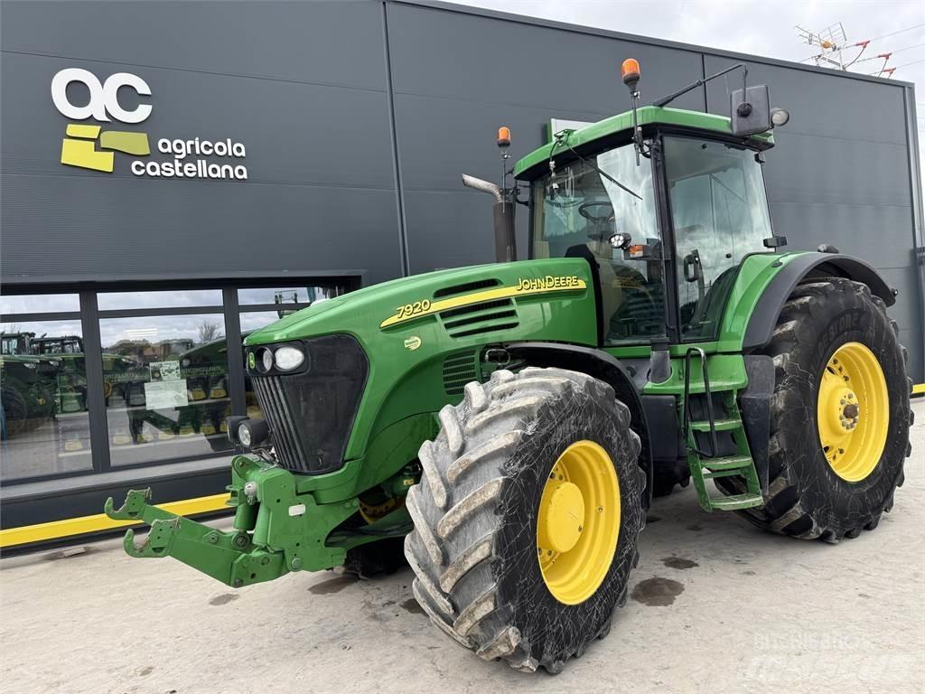 John Deere 7920 الجرارات