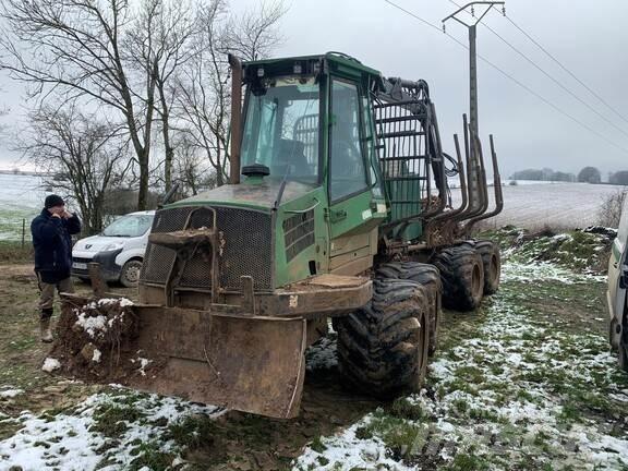John Deere 810D شاحنات
