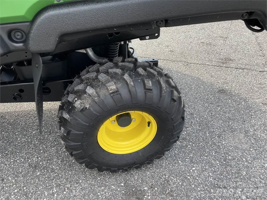 John Deere 815E ماكينات منفعة عامة