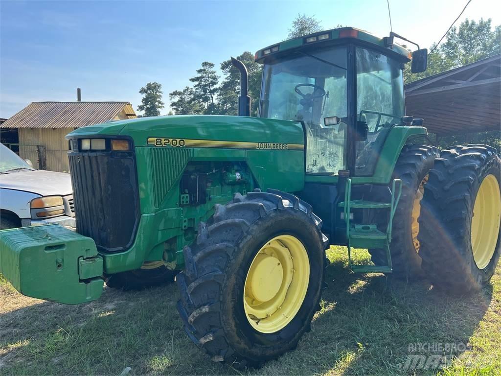 John Deere 8200 الجرارات
